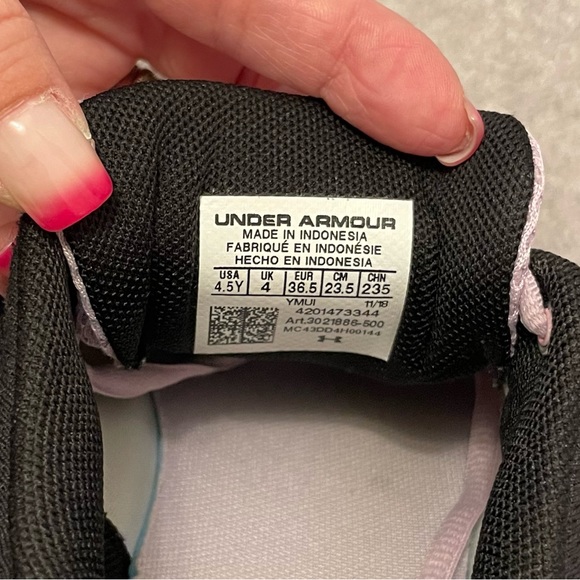 YOUTH GIRLS UNDER ARMOUR RUNNERS - SIZE 4.5 - Picture 4 of 4
